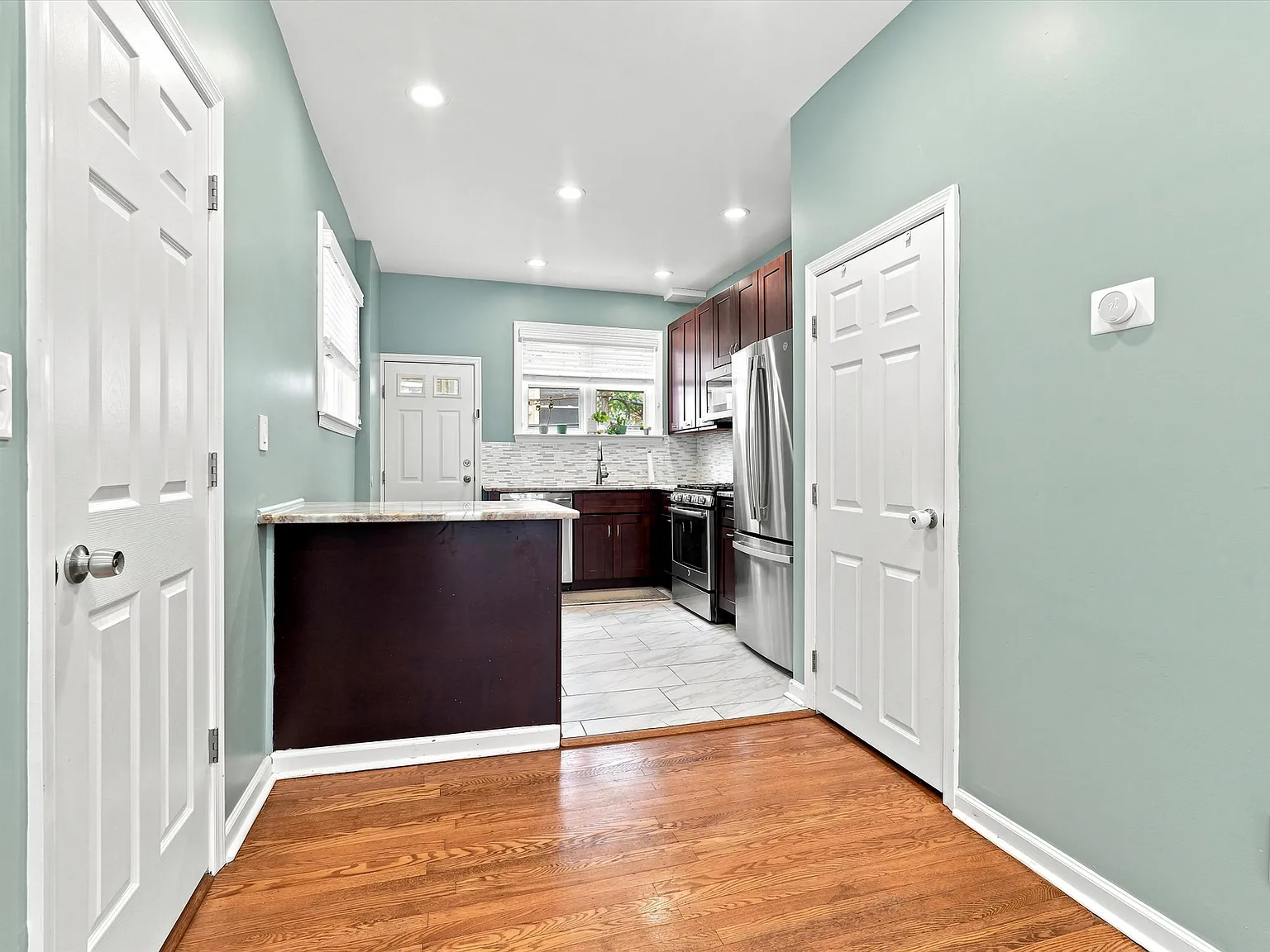3 bed, 1.5 bath, 1120 sqft, $2,000 — Photo 3