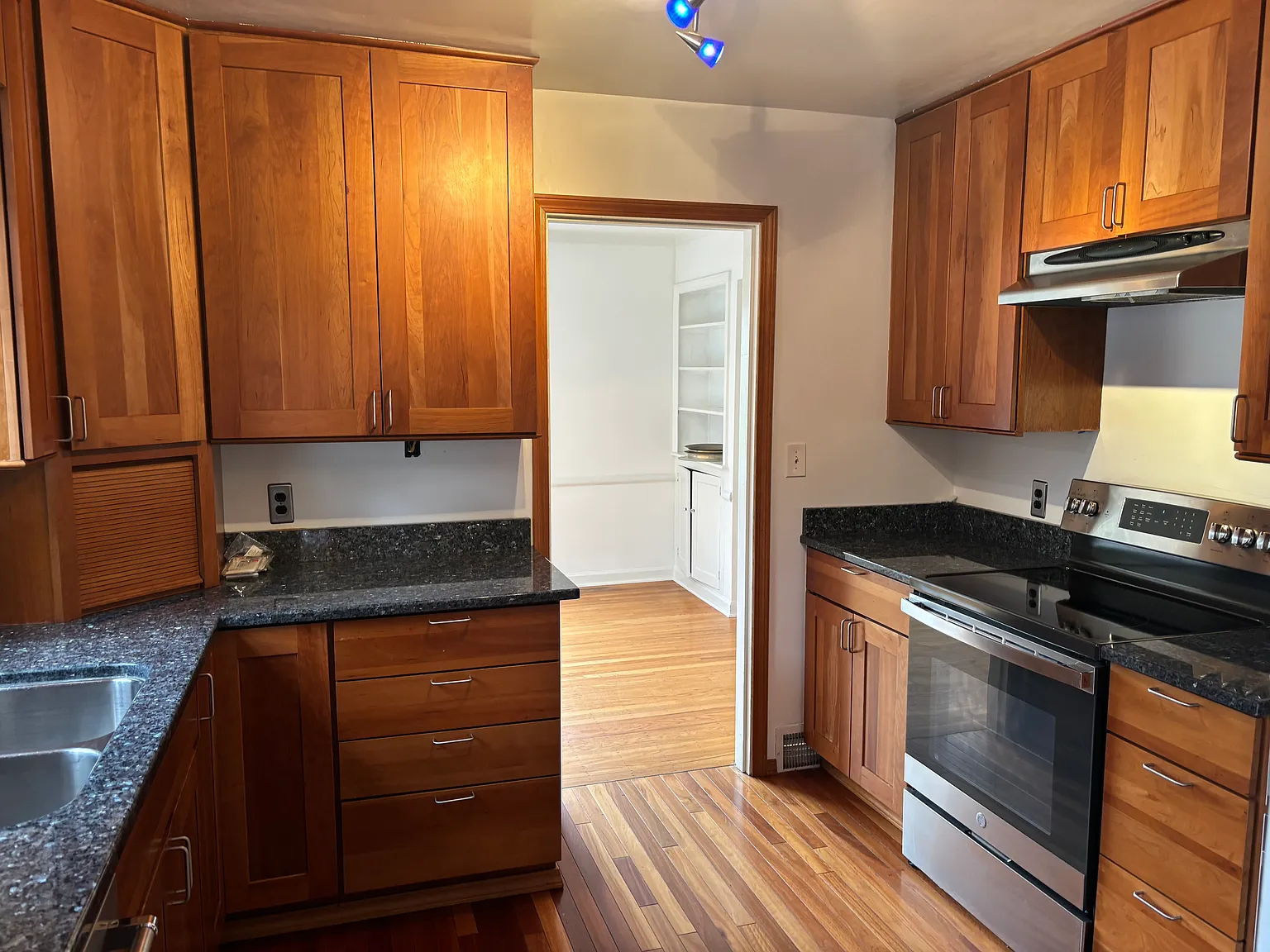 2 bed, 1010 sqft, $3,750 — Photo 4
