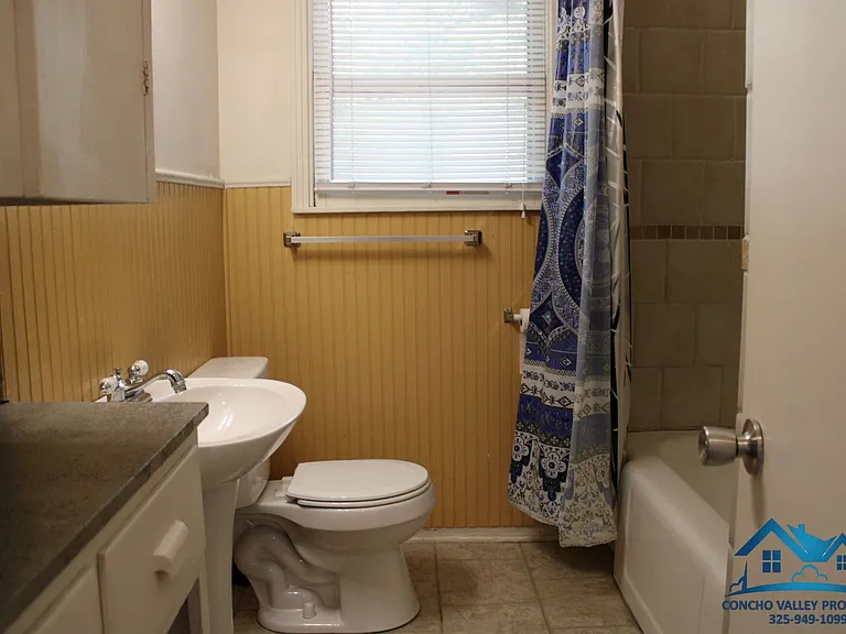 2401 W Harris Ave — Photo 8