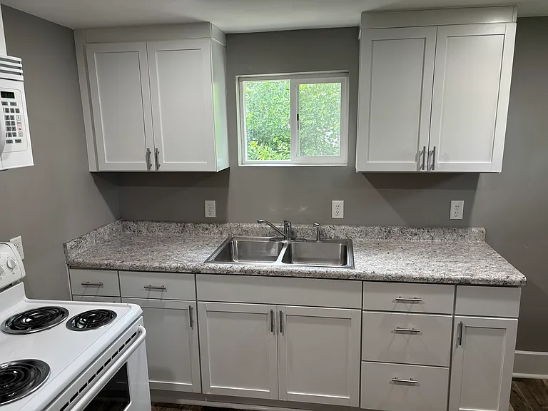 437 Leeds Ave — Photo 16