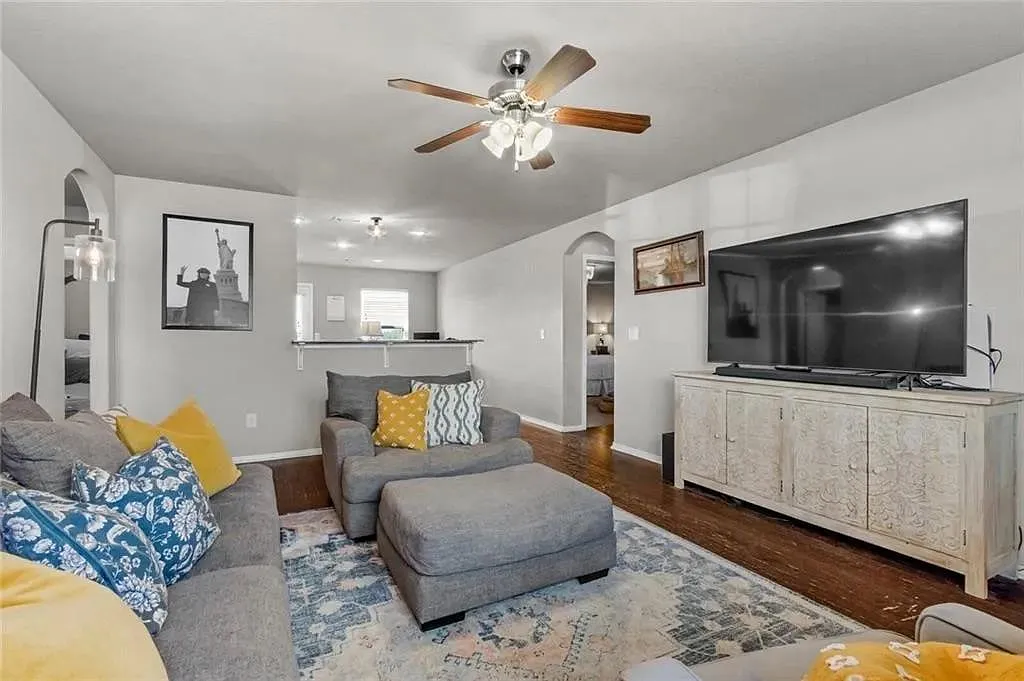 3 bed, 1300 sqft, $1,995 — Photo 3