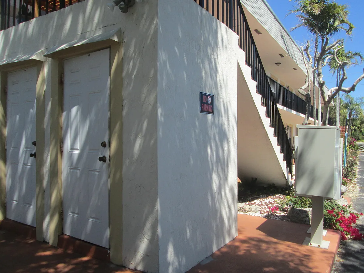Building Photo - 405 N Cypress Dr #8