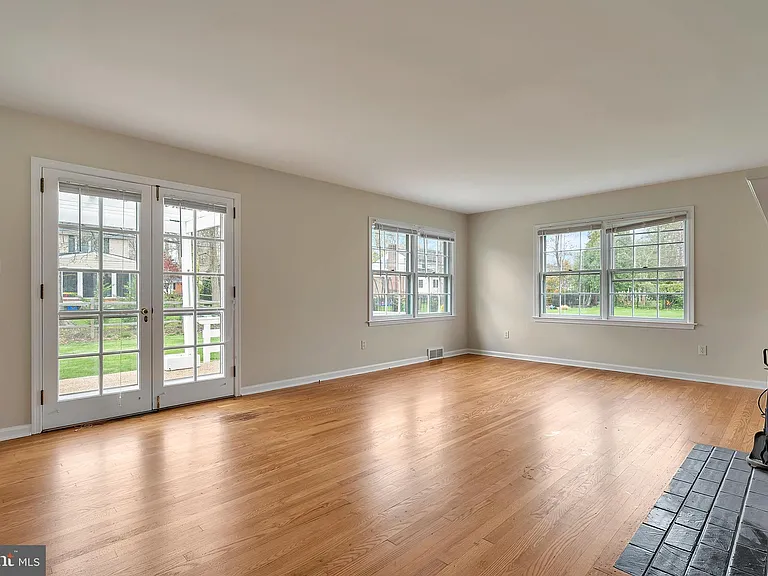 719 Halstead Rd — Photo 8