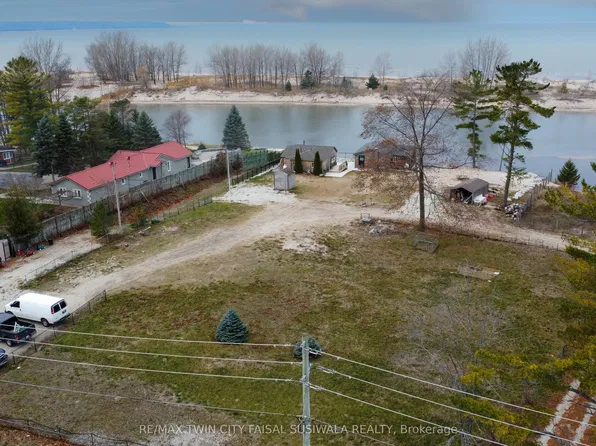 326 River Rd E #A, Wasaga Beach, ON L9Z 2L7