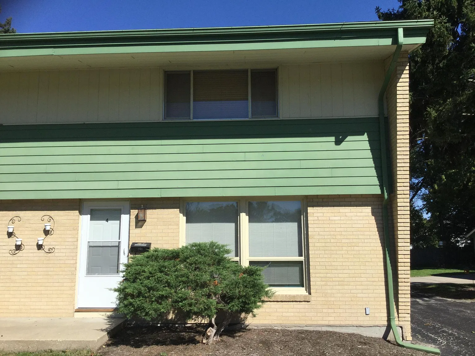 2 bed, 1.5 bath, 1100 sqft, $1,350 — Photo 2