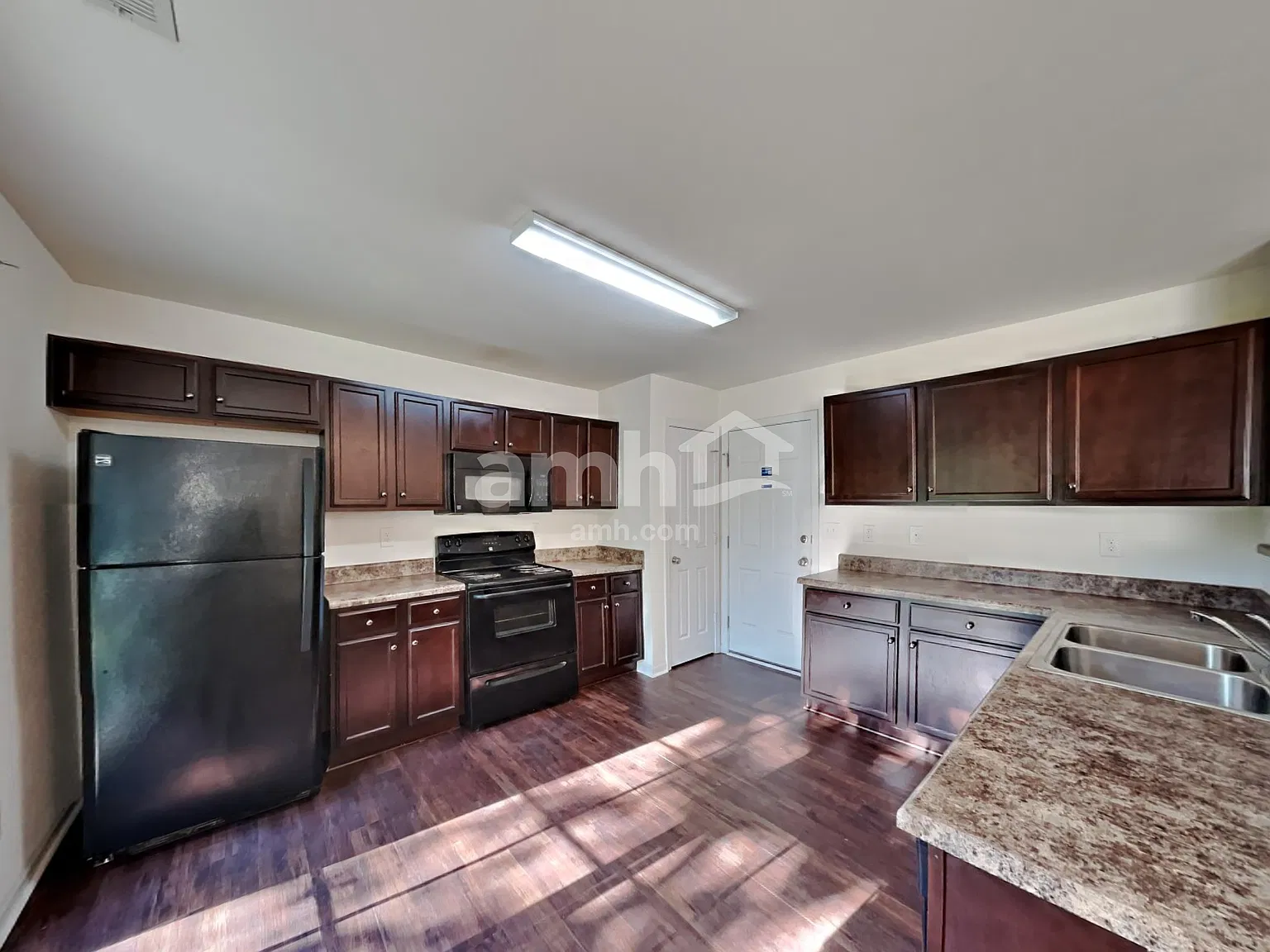 3 bed, 2.5 bath, 1546 sqft, $1,980 — Photo 3