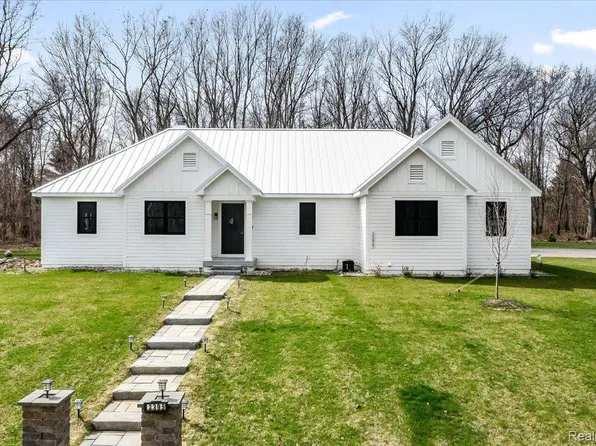 2395 Pinewood Ct, Milford, MI 48381