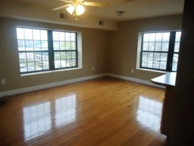405 W Watauga Ave — Photo 2
