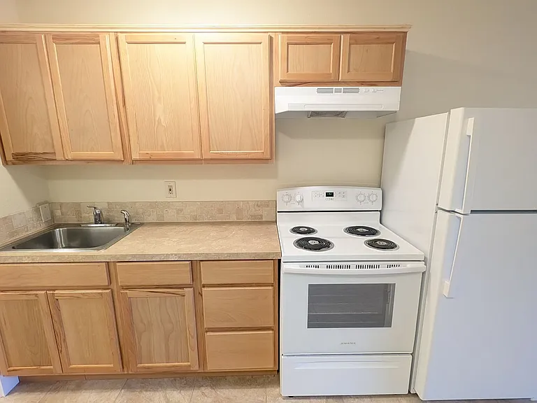 573 SE Walnut St — Photo 5