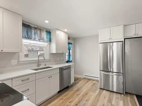 11 Railroad Ave APT 12, Rockport, MA 01966