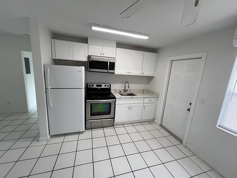 4365 Golden Gate Pkwy #C — Photo 8