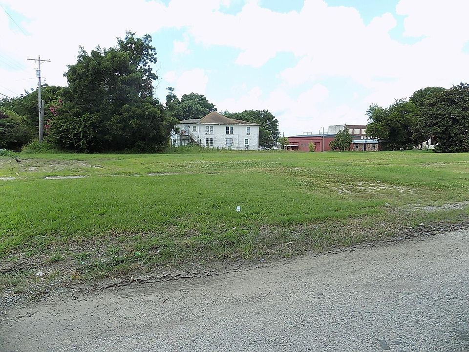 2nd image of 223 N Oak St