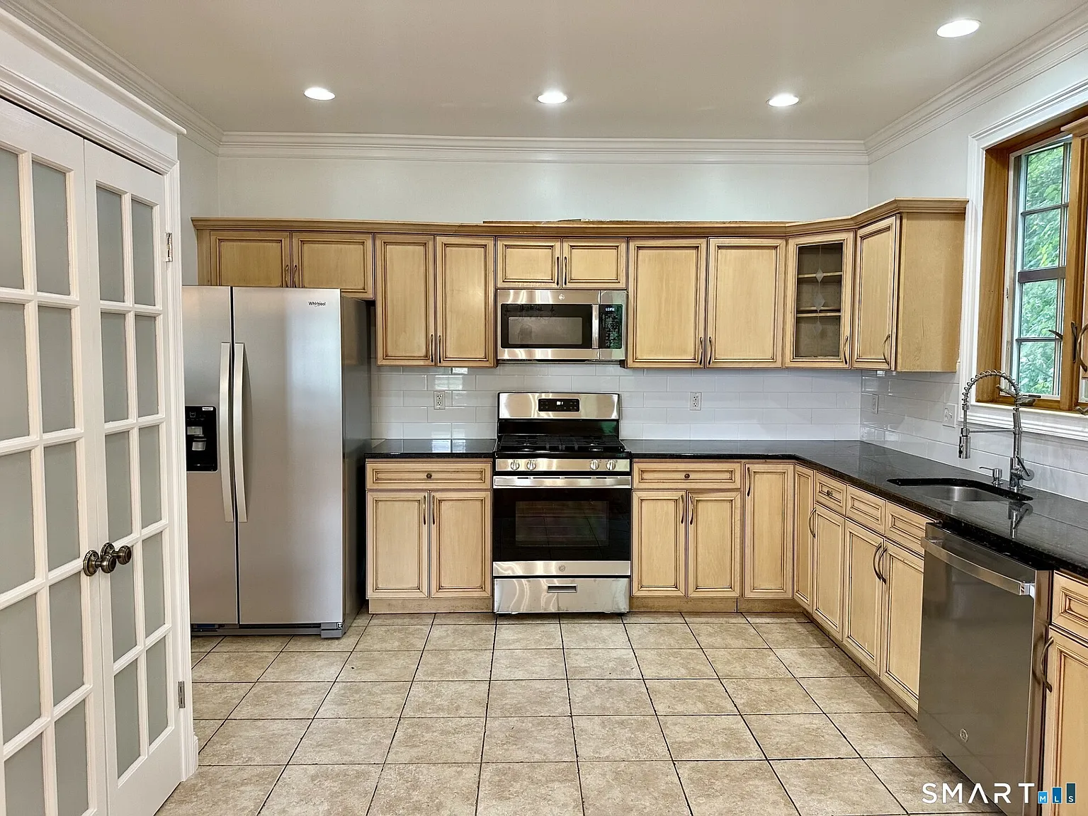 4 bed, 2.5 bath, 2400 sqft, $4,900 — Photo 2