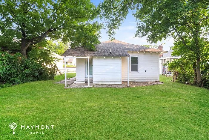 1592 Southern Ave — Photo 14