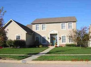 1402 Tearose Ln, Bloomington, IL 61704