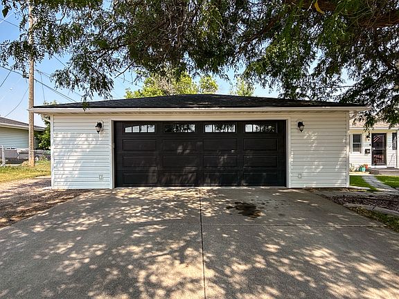 5th image of 261 18th Ave NW
