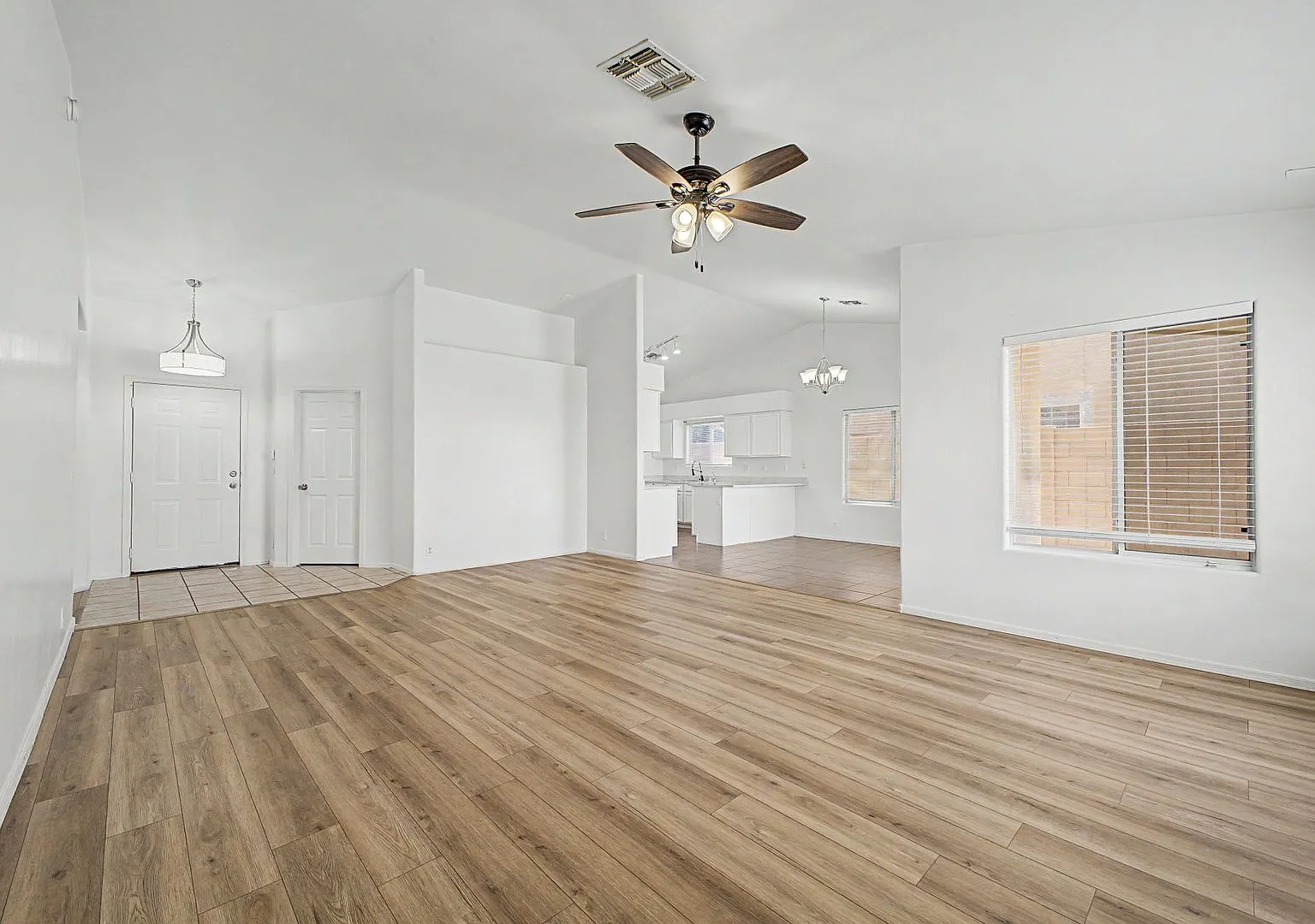 Perfect 4 BR Single Level Home — Photo 4