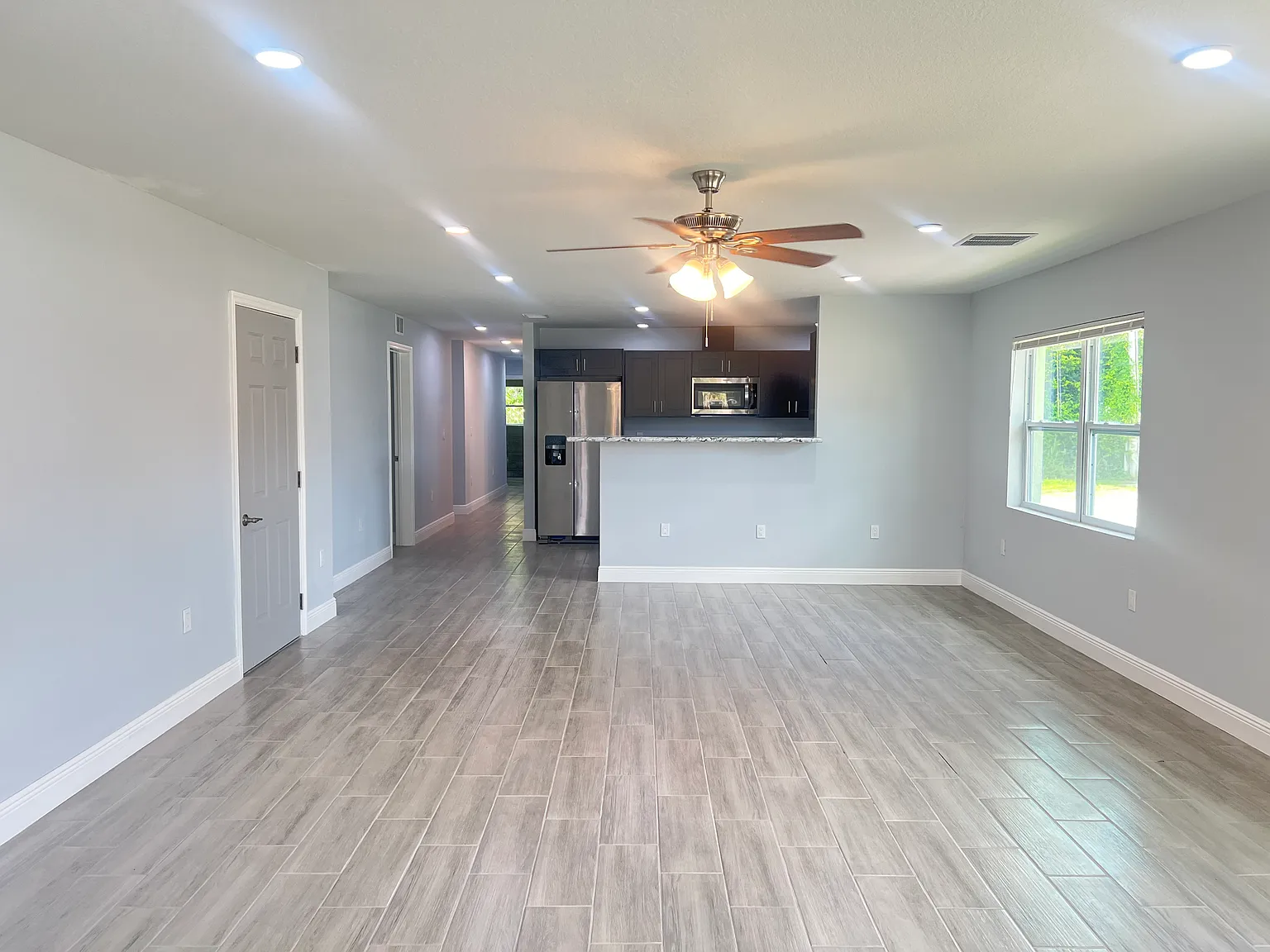5 bed, 2160 sqft, $3,850 — Photo 3