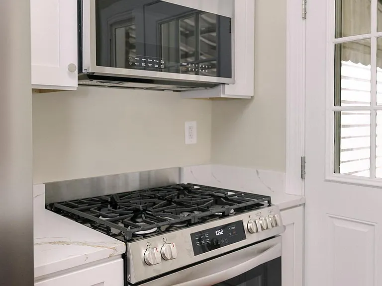 632 Faraday Pl NE — Photo 10
