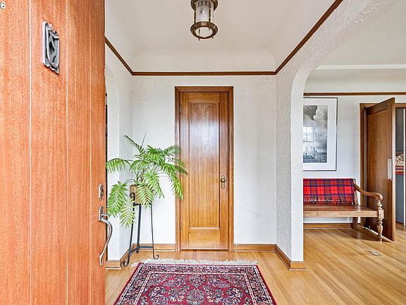 4th image of 606 SW Evans St