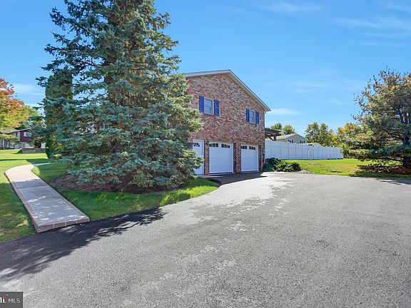 4th image of 85 Topaz Dr