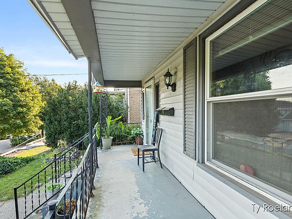 5th image of 642 Pleasant St SE