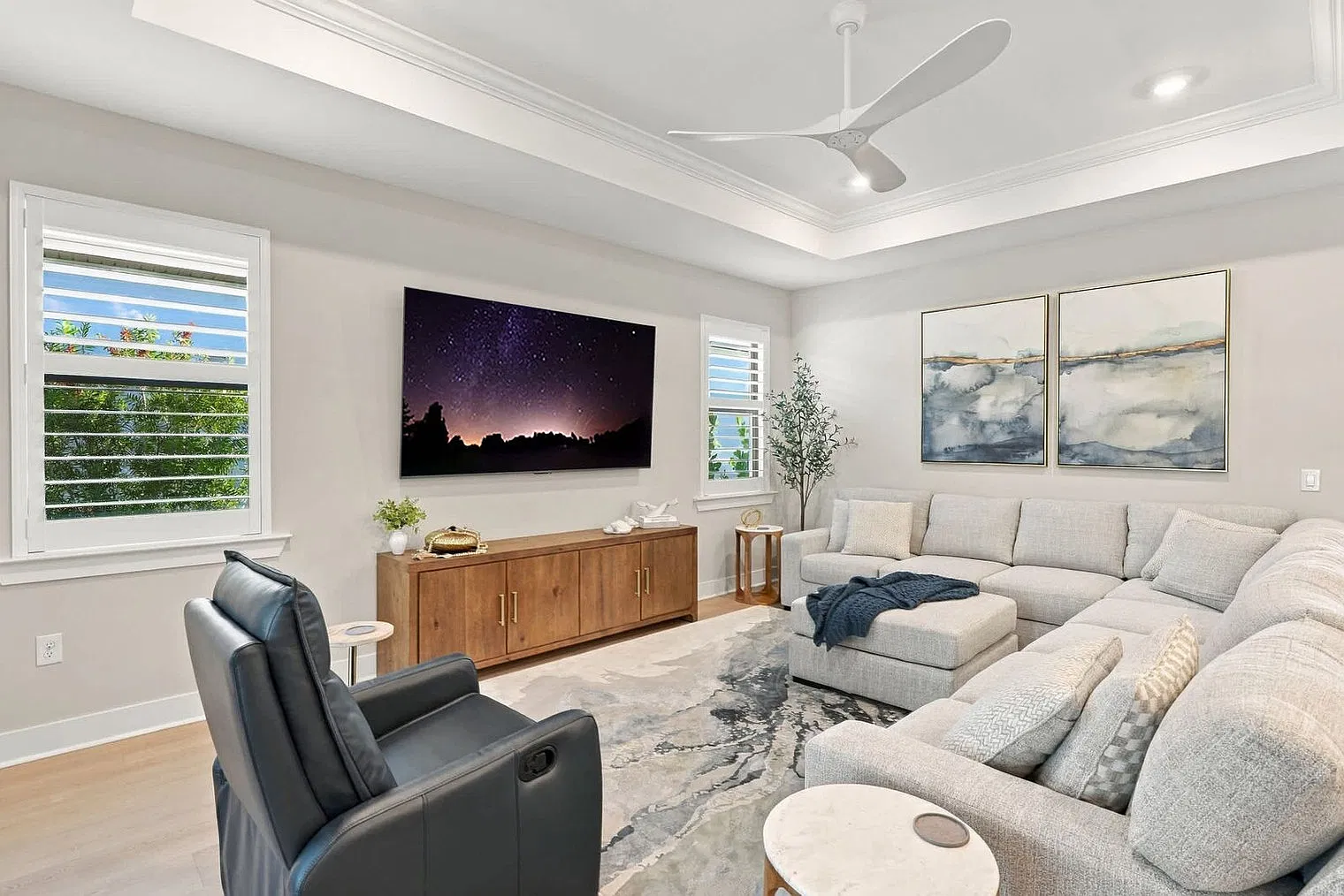 3 bed, 2.0 bath, 2077 sqft, $5,138 — Photo 3