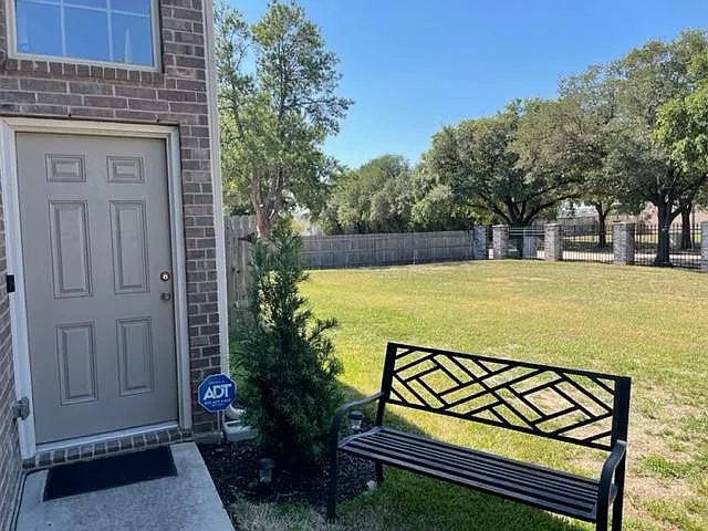 3 bed, 2.5 bath, 1884 sqft, $2,150 — Photo 3