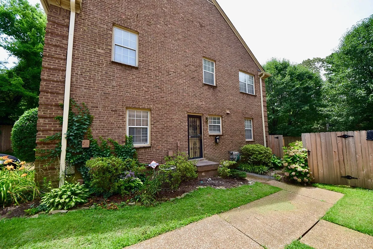 Gated 3 Bedroom, 2 Bathroom Near Chickasaw Gardens — Photo 3