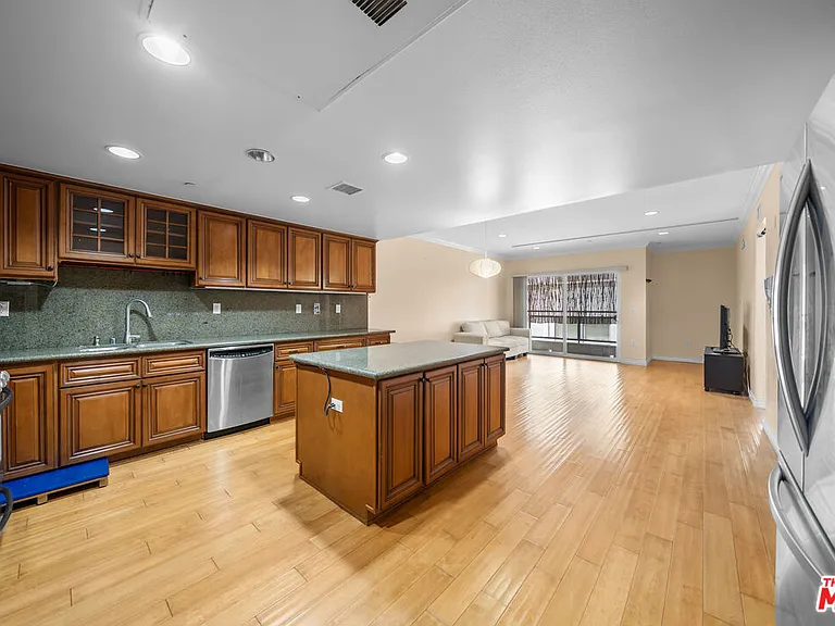 980 S Oxford Ave #202 — Photo 12