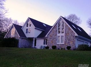 642 Wheeler Rd, Hauppauge, NY 11788