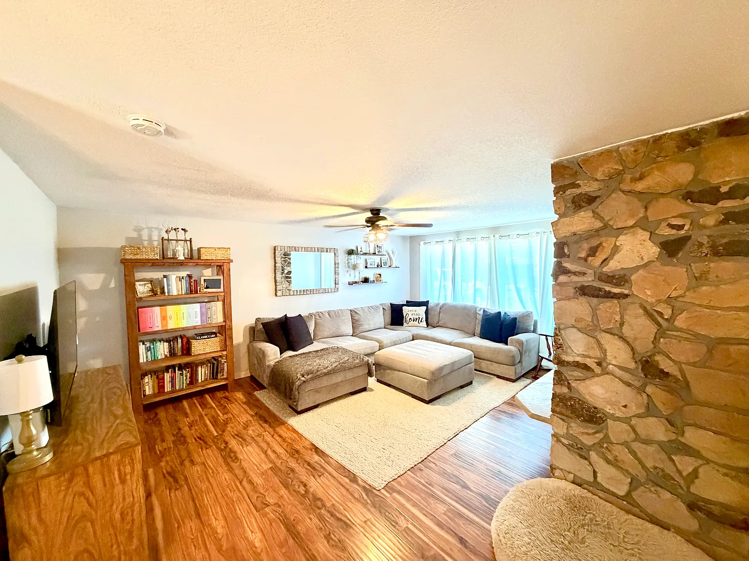 3 bed, 1.5 bath, 1568 sqft, $2,400 — Photo 2