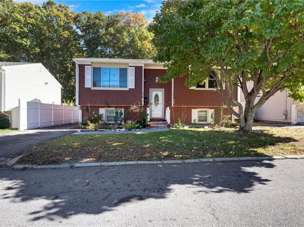 62 Legion Dr, Pawtucket, RI 02860
