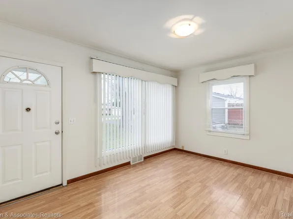 5570 Meadow View St, Sterling Heights, MI 48310