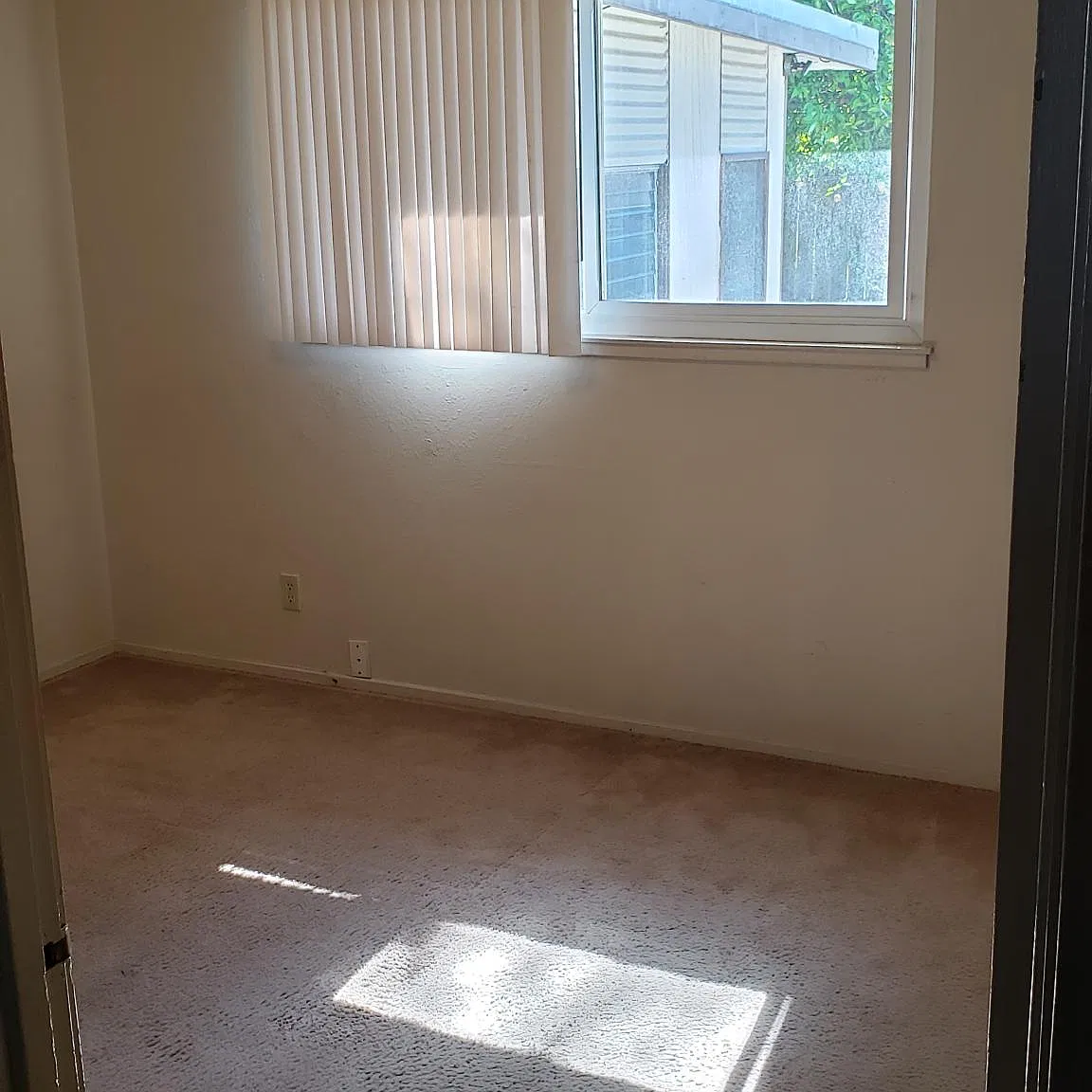 3 bed, 132 sqft, $925 — Photo 1