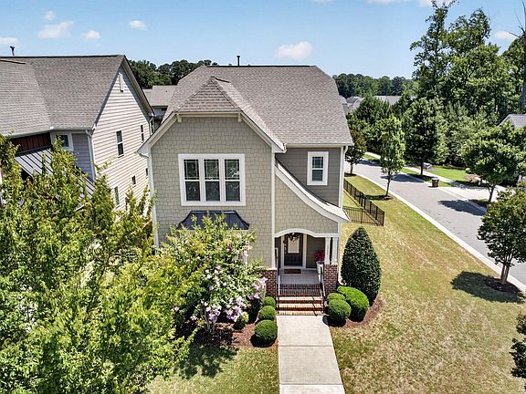 4th image of 1025 Woodland Grove Way