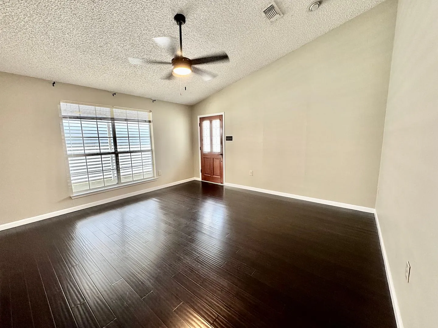 Prime Baton Rouge Location! 3BR Garden Home Across from Perkins Rowe — Photo 3