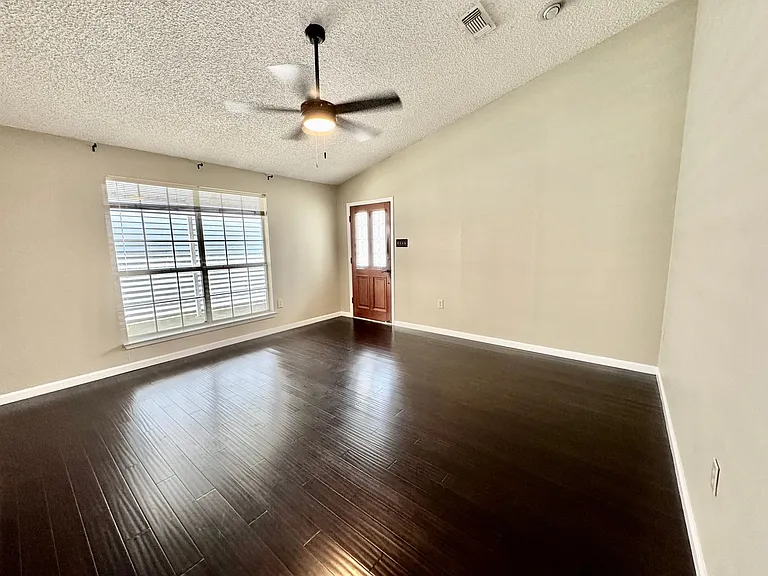 10734 Erin Vale Ave — Photo 3