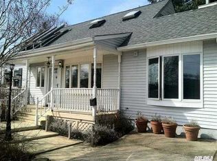 812 3rd St, West Babylon, NY 11704