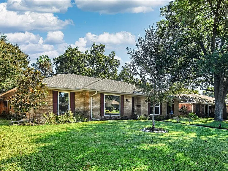 1921 Trinity Dr — Photo 10