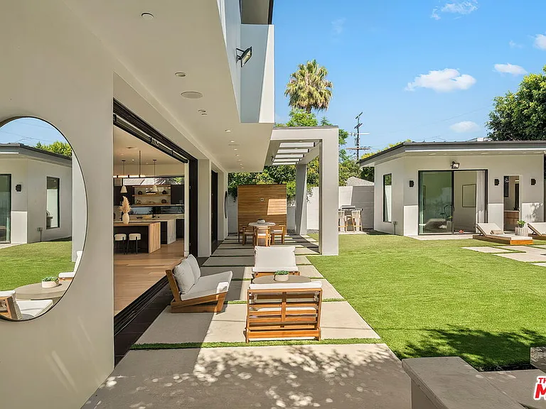 14812 Morrison St — Photo 32