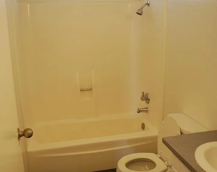 135-153 S Hemlock St — Photo 3