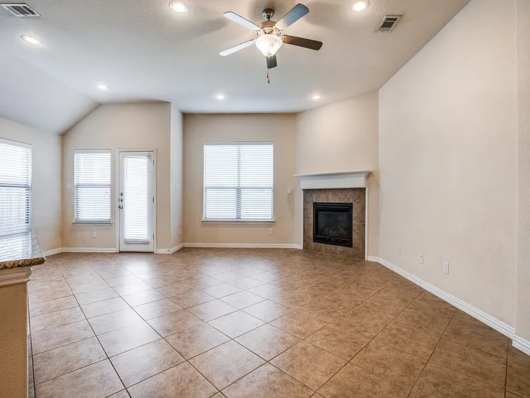 700 Golden Nugget Dr — Photo 5