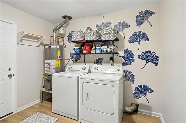 102 N Dabney Dr — Photo 20