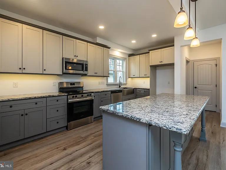 411 James St — Photo 24