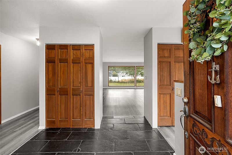 5th image of 989 Stanford Drive