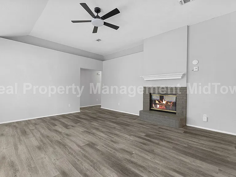 6100 Wall St — Photo 2
