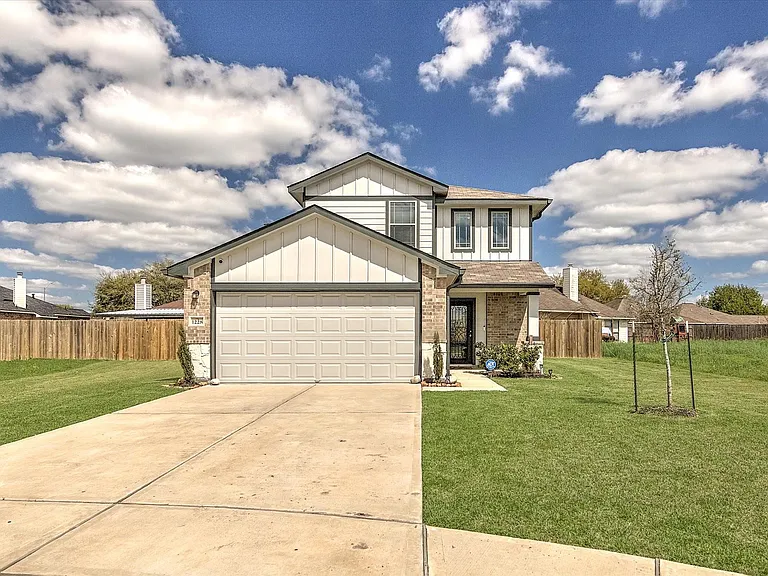 1228 Haverford Ln — Photo 1