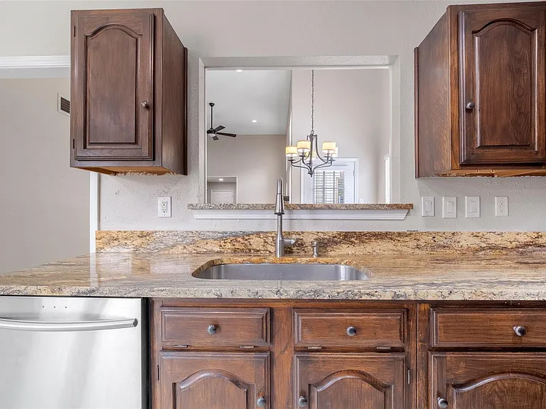 4424 Odessa Dr — Photo 9