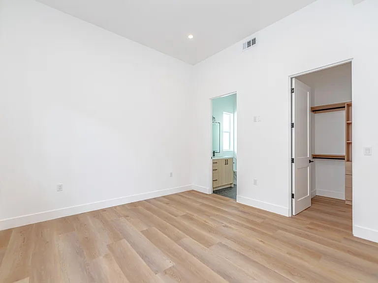 614 1/2 N Rampart Blvd — Photo 14